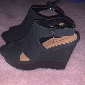 Black heels Very comfortable to walk-in. Excellent for a casual date night